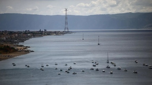 Italia relansează proiectul ambiţios al Podului Messina între Sicilia şi peninsulă, vechi de peste o jumătate de secol. Roma speră ca infrastructura suspendată de 3.300 m, estimată la 13,5 mld. €, să fie eligibilă în creşterea bugetului apărării cerută de Trump la NATO