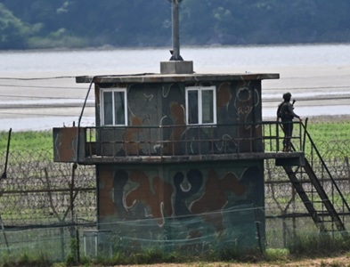 Un nord-coreean trece frontiera în Coreea de Sud, agăţat de bucăţi de polistiren, în estuarul fluviului Han, care marchează frontiera intercoreeană, pe la Insula Ganghwa