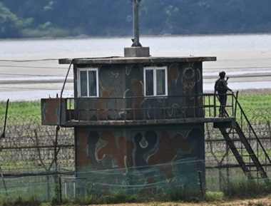 Un nord-coreean trece frontiera în Coreea de Sud, agăţat de bucăţi de polistiren, în estuarul fluviului Han, care marchează frontiera intercoreeană, pe la Insula Ganghwa