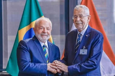 Preşedintele austriac ecologist Alexander Van der Bellen renunţă să participe la COP30, din cauza preţului cazării la hotel. ”Aceste cheltuieli nu pot fi acoperite” într-o Austrie în austeritate. COP30 denunţă ”abuzuri” în sector la Belem, în Amazonia