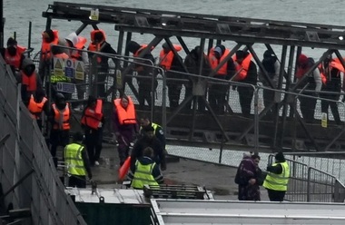 Londra anunţă plasarea în detenţie a primilor migranţi în baza unui tratat francezo-britanic. Primele expulzări, ”în săptămânile viitoare”