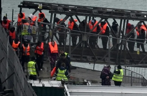 Londra anunţă plasarea în detenţie a primilor migranţi în baza unui tratat francezo-britanic. Primele expulzări, ”în săptămânile viitoare”