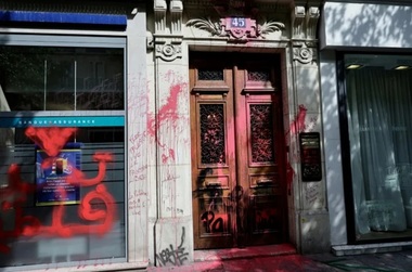 Sediul companiei aeriene naţionale israeliene El Al, vandalizat la Paris cu vopsea roşie şi inscripţii ca "El Al Genocide Airline" sau ”Fuck zionism”. ”Atunci când preşedintele francez Macron anunţă cadouri Hamasului, acesta este rezultatul”, acuză un ministru israelian