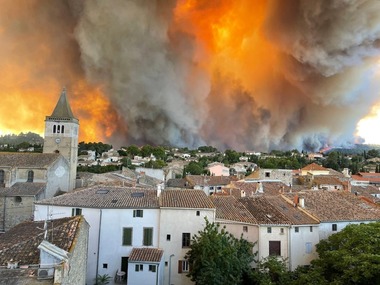 Cel mai amplu incendiu din Franţa din ultima jumătate de secol este sub control. A distrus 17.000 de hectare în puţin peste 48 de ore