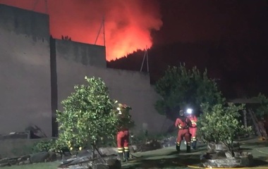 Pompierii din Andaluzia controlează incendiul de pădure de lângă oraşul turistic Tarifa, pornit marţi dintr-o rulotă