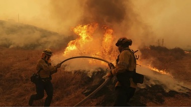Pompieri încearcă să controleze un incendiu de vegetaţie în sudul Californiei, "Canyon Fire", care se extindea rapid în comitatele Los Angeles şi Ventura