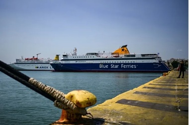 Doi turişti vietnamezi morţi pe Insula greacă Milos, la Marea Egee, unde rafale puternice de vânt perturbă legături cu insule turistice în plin sezon estival. Grădina Naţională din Atena, închisă după ce un arbore a căzut pe o alee