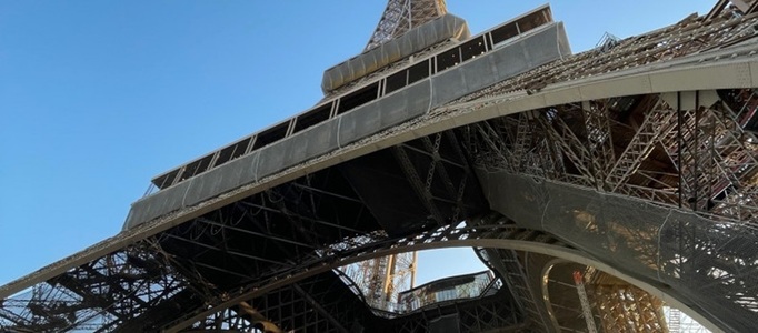 Paris: Un paraşutist, reţinut după ce a sărit de pe Turnul Eiffel