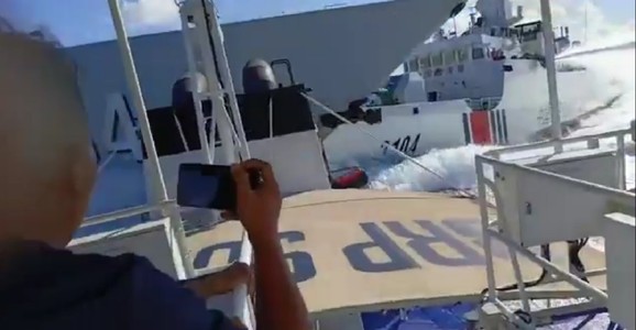 Două nave chineze care urmăreau o ambarcaţiune filipineză s-au ciocnit între ele în apele disputate din sudul Chinei - VIDEO