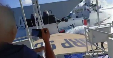 Două nave chineze care urmăreau o ambarcaţiune filipineză s-au ciocnit între ele în apele disputate din sudul Chinei - VIDEO