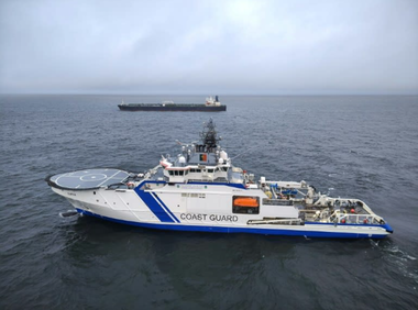 Căpitanul, primul ofiţer şi ofiţerul secund ai Eagle S, o navă din presupusa ”flotă fantonă rusă”, inculpaţi în Finlanda cu privire la sabotarea a cinci cabluri submarine, unul electric şi patru de telecomunicaţii, de Crăciun, la Marea Baltică