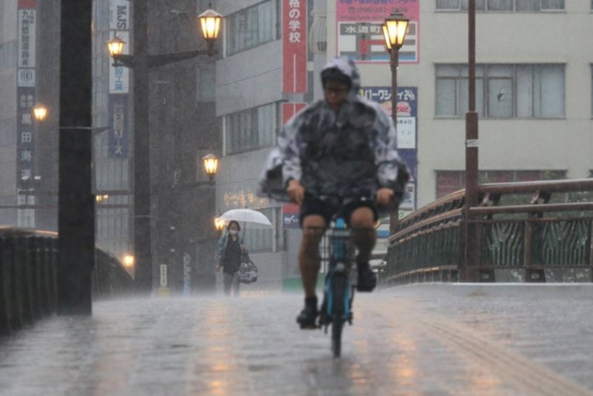 Milioane de persoane, îndemnate să evacueze în sud-vestul Japoniei, în urma unor inundaţii importante şi alunecări de teren. Mai multe persoane date dispărute