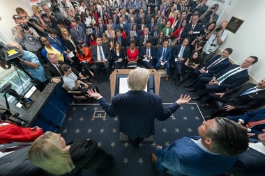 Trump, ”contrariat” de refuzul lui Zelenski, subliniază că ”va trebui să se facă schimb de teritorii”, înaintea summitului cu Putin. ”Este posibil să plec de la această reuniune spunându-le «noroc tuturor»”. Zelenski: ”Concesiile nu conving un ucigaş”