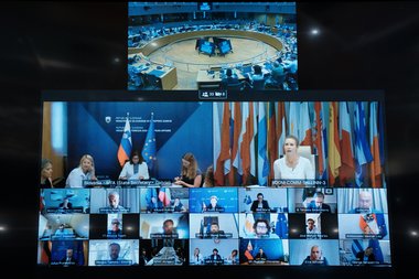 26 de lideri ai UE afirmă că Ucraina ar trebui să aibă libertatea de a decide asupra viitorului său şi cer garanţii de securitate