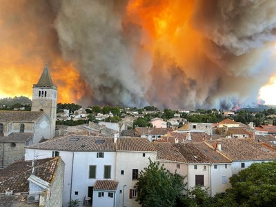 Incendiile de vegetaţie fac ravagii în Europa, care se confruntă cu un val de caniculă. Un copil român a murit în Sardinia din cauza unui şoc termic
