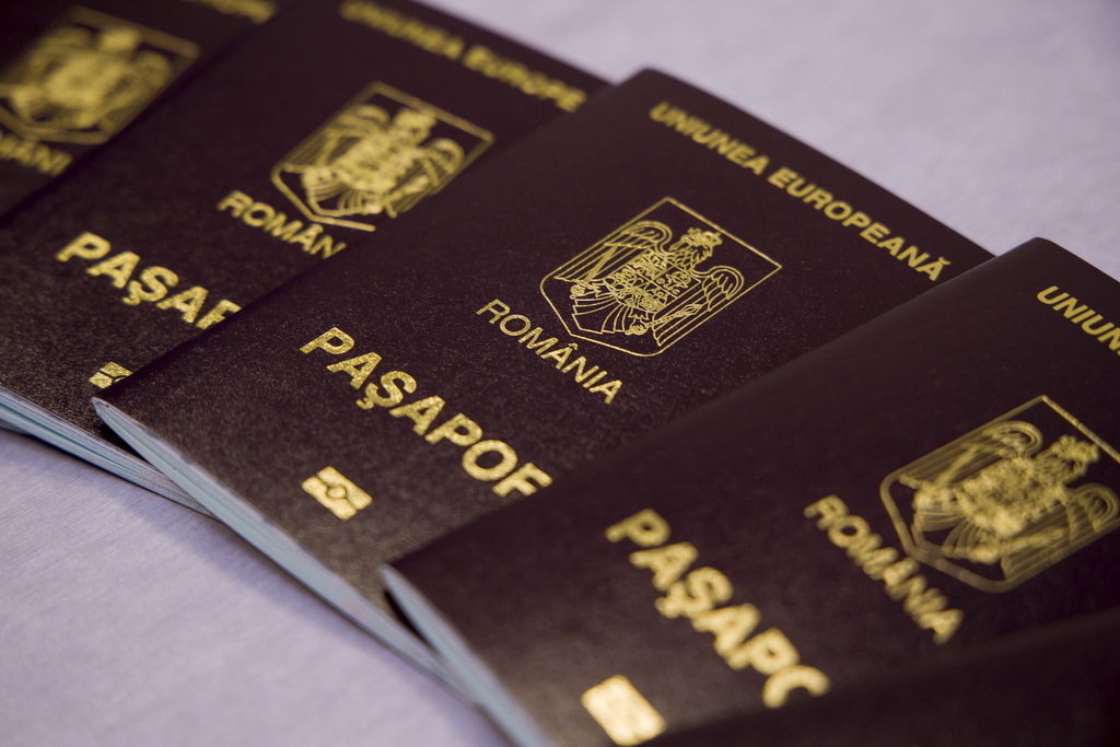 Paşapoarte româneşti pentru cetăţeni ruşi. Doi bărbaţi, care au spus că au influenţă la Consulatul României de la Odesa şi la Autoritatea pentru Cetăţenie din Bucureşti, au fost condamnaţi la Chişinău şi sunt căutaţi