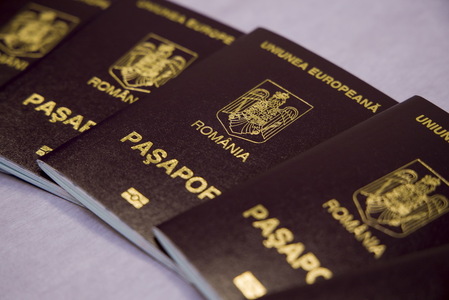Paşapoarte româneşti pentru cetăţeni ruşi. Doi bărbaţi, care au spus că au influenţă la Consulatul României de la Odesa şi la Autoritatea pentru Cetăţenie din Bucureşti, au fost condamnaţi la Chişinău şi sunt căutaţi