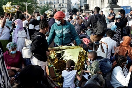 Anchetă la Paris după ce doi bărbaţi tineri urinează pe o femeie fără adăpost însărcinată şi pe copiii ei, în timpul unei mobilizări în faţa Primăriei Parisului. Mobilizarea de sute de persoane în favoarea migranţilor fără adăpost, evacuată