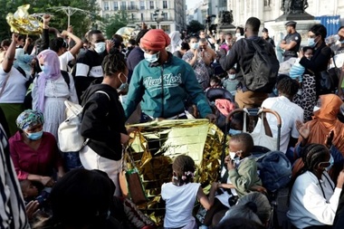 Anchetă la Paris după ce doi bărbaţi tineri urinează pe o femeie fără adăpost însărcinată şi pe copiii ei, în timpul unei mobilizări în faţa Primăriei Parisului. Mobilizarea de sute de persoane în favoarea migranţilor fără adăpost, evacuată