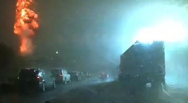 Un transformator al unei centrale electrice explodează, în SUA, în urma unui trăsnet, un moment surprins de un şofer pe o autostradă aglomerată la la Mount Pleasant, în South Carolina - VIDEO