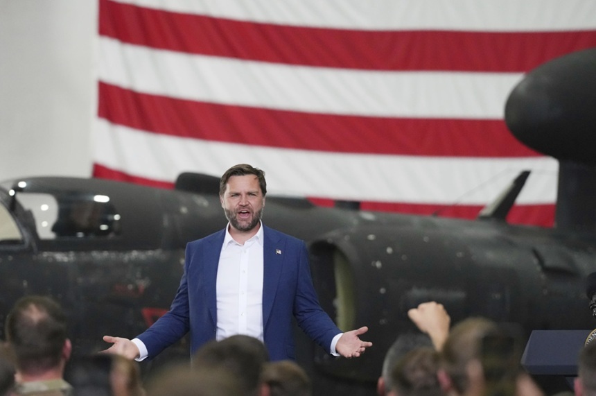Vicepreşedintele american J. D. Vance vizitează tupe americane staţionate în Regatul Unit, în timpul unei vacanţe cu familia, după ce participă la vidoeconferinţe cu europeni şi Trump înaintea summitului din Alaska