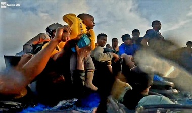 Cel puţin 26 de morţi şi dispăruţi în urma unui naufragiu al unei ambarcaţiuni cu migranţi, dinspre Libia, în largul Insulei italiene Lampedusa