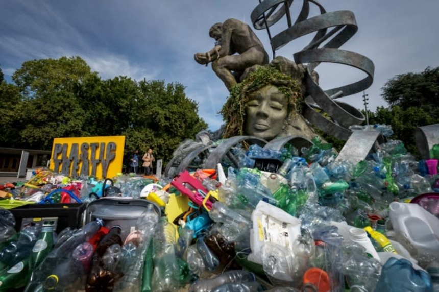 Negocieri în vederea elaborării primului tratat împotriva poluării cu plastic a lumii, făcute ţăndări, după ce majoritatea ţărilor respinge o încercare stângace de sintetizare a preşedinţiei reuniunii