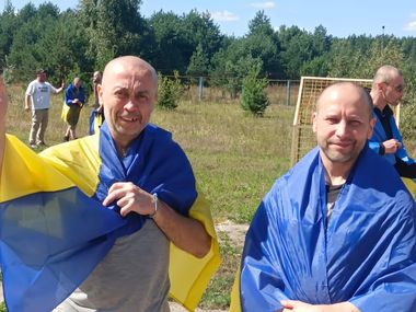 Rusia şi Ucraina au schimbat câte 84 de prizonieri de război, în ajunul summitului Putin-Trump. Kievul a repatriat persoane deţinute de separatiştii ruşi încă din 2014, precum şi apărători ai Mariupolului - VIDEO, FOTO