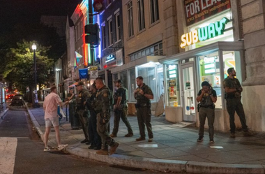 Un bărbat arestat la Washington după ce aruncă cu un sandvici într-un agent federal. ”Bandă de fascişti!”, a strigat bărbatul, care riscă un an de închisoare