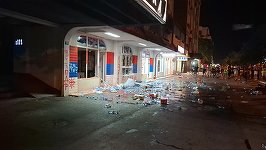 Serbia - Protestatarii au devastat sediul partidului de guvernământ din Novi Sad. Confruntările au continuat la Belgrad şi în alte oraşe ale ţării
