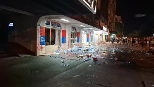 Serbia - Protestatarii au devastat sediul partidului de guvernământ din Novi Sad. Confruntările au continuat la Belgrad şi în alte oraşe ale ţării