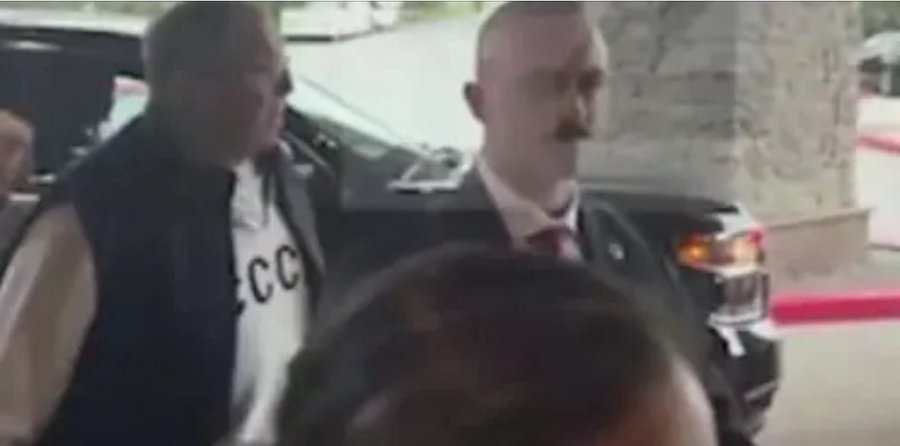 Ministrul rus de externe Serghei Lavrov a sosit în Alaska îmbrăcat într-un pulover pe care scrie „URSS” - VIDEO