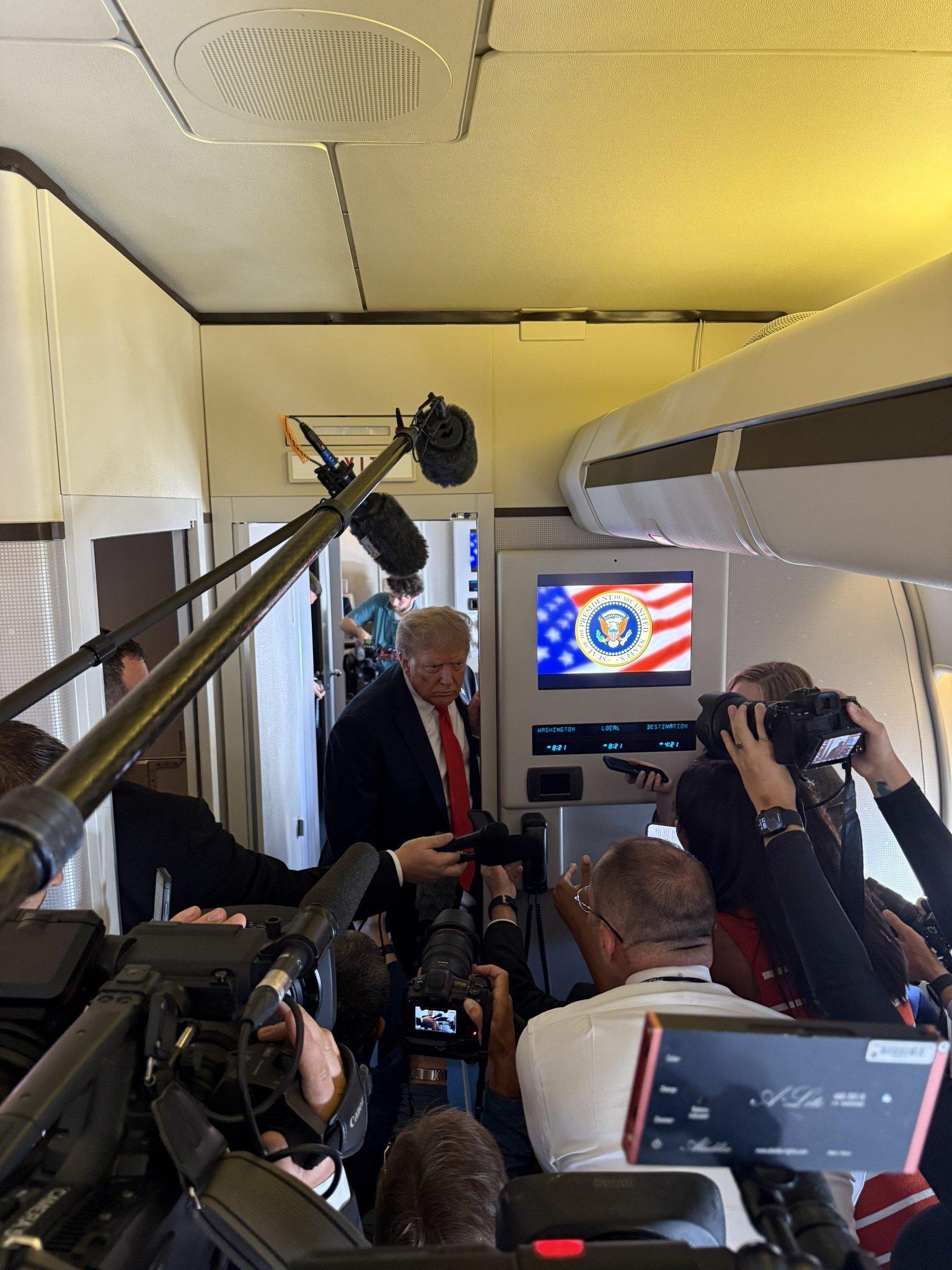 SUMMIT PUTIN-TRUMP. Şeful Casei Albe este în drum spre Alaska. „Nu sunt aici ca să negociez pentru Ucraina”, a declarat el la bordul Air Force One