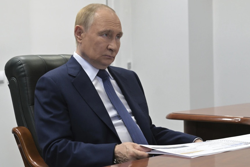 Putin studiază în drum către Alaska materiale cu privire la Ucraina, tensiuni bilaterale, cooperarea economică şi afaceri globale, anunţă Peskov