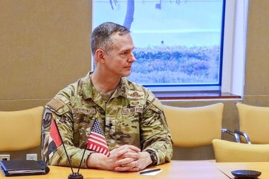 SACEUR Alexus Grynkewich se află în Alaska pentru a le oferi ”consiliere militară” lui Trump şi Hegseth la summitul cu Putin