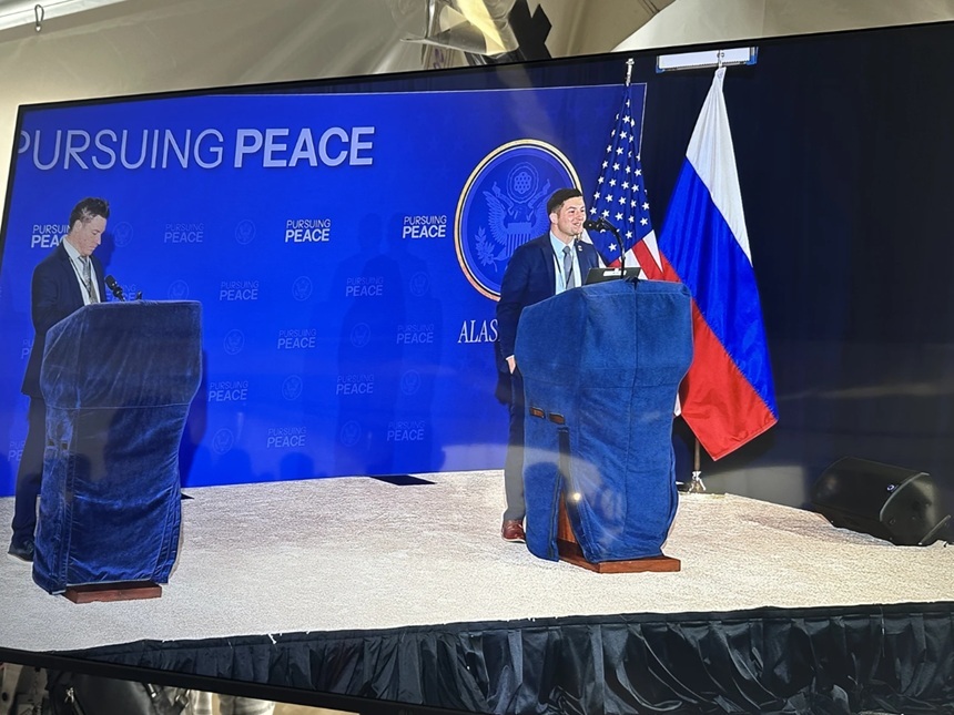 Scena şi covrul roşu instalate pe pistă, în vaza Elmendorf-Richardson, înaintea sosirii lui Trump şi Putin la summit. Mesajul reuniunii, ”În căutarea păcii”