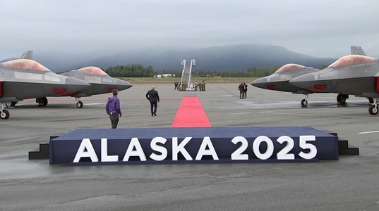 Scena şi covorul roşu instalate pe pistă, în baza Elmendorf-Richardson, înaintea sosirii lui Trump şi Putin la summit. Mesajul reuniunii, ”În căutarea păcii”