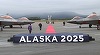 Scena şi covorul roşu instalate pe pistă, în baza Elmendorf-Richardson, înaintea sosirii lui Trump şi Putin la summit. Mesajul reuniunii, ”În căutarea păcii”