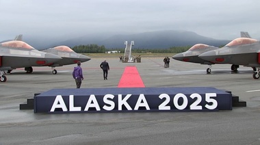Scena şi covorul roşu instalate pe pistă, în baza Elmendorf-Richardson, înaintea sosirii lui Trump şi Putin la summit. Mesajul reuniunii, ”În căutarea păcii”