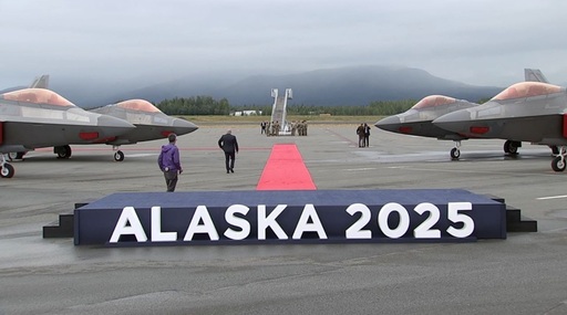Scena şi covorul roşu instalate pe pistă, în baza Elmendorf-Richardson, înaintea sosirii lui Trump şi Putin la summit. Mesajul reuniunii, ”În căutarea păcii”