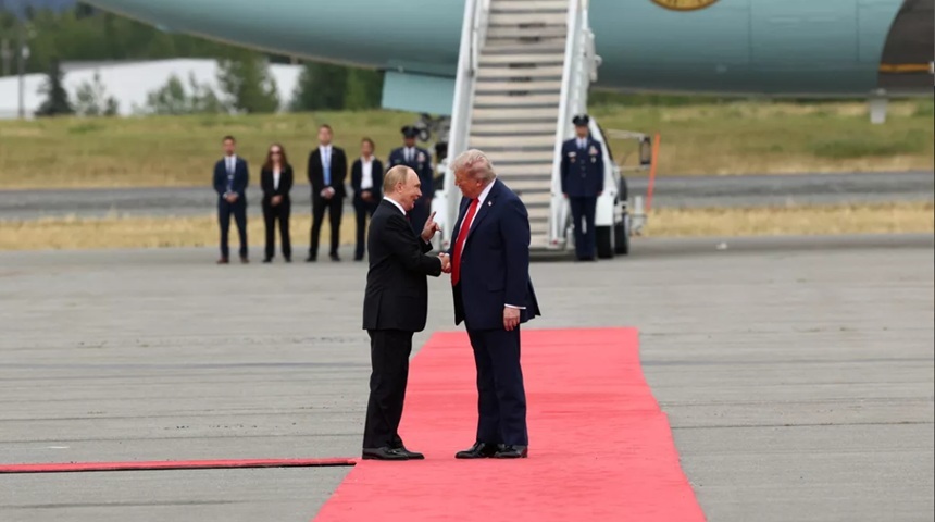 UPDATE - Trump şi Putin îşi strâng călduros mâna în Alaska, înaintea unui summit privind Războiul din Ucraina/ Summitul Trump-Putin cu consilierii a început. Cei doi nu au răspuns întrebărilor presei