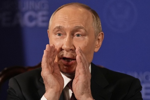 Kremlinul postează clipuri cu Putin şi Trump zâmbind şi vorbind la începutul întâlnirii cu consilieri
