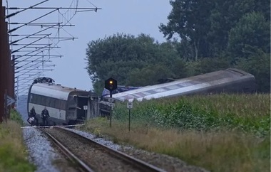 Un mort şi mai mulţi răniţi în sud-vestul Danemarcei, într-o coliziune între un tren rapid şi un vehicul agricol. Două vagoane, deraiate, Trenul asigura o legătură între Copenhaga şi Sønderborg. 95 de persoane la bord, inclusiv de la o şcoală din Sønderborg