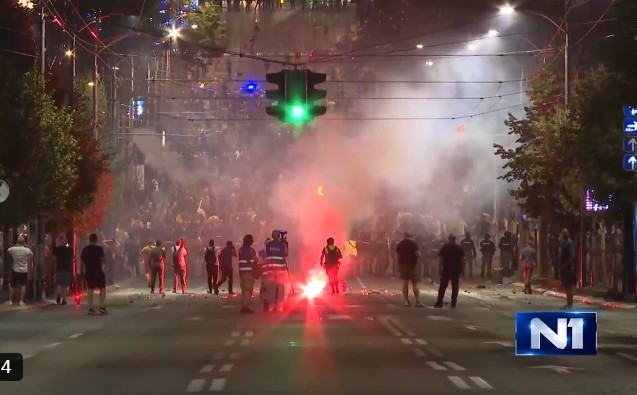 Tulburările au continuat la Belgrad, unde poliţia sârbă a folosit gaze lacrimogene pentru a dispersa protestatarii