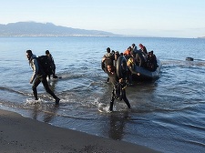Mii de migranţi au traversat Canalul Mânecii după un nou acord dintre Marea Britanie şi Franţa privind imigraţia