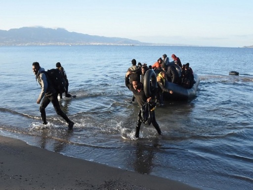 Mii de migranţi au traversat Canalul Mânecii după un nou acord dintre Marea Britanie şi Franţa privind imigraţia