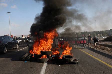 Israelienii protestează din nou: „Nu câştigăm un război pe cadavrele ostaticilor”. Poliţia a dispersat mulţimile cu tunuri de apă şi a arestat zeci de persoane