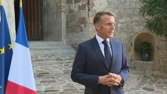 Macron are ”convingerea intimă” că Putin nu vrea pacea, ”vrea capitularea Ucrainei”. ”Dacă suntem slabi cu Rusia azi, pregătim conflictele de mâine”. Se opune ca Ucraina să fie privată de armată prin orice acord de pace