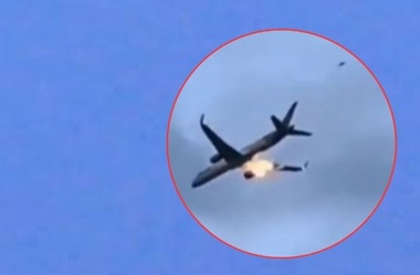 Un Boeing 757-300 al companiei germane Condor cu 273 de pasageri la bord, de la Corfu la Düsseldorf, aterizează de urgenţă la Brindisi cu un motor în flăcări. O explozie a avut loc, potrivit unor pasageri, care au trimis SMS-uri de adio