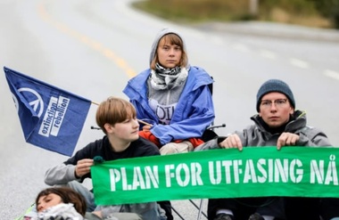 Aproximativ 200 de activişti ecologişti de la Extinction Rebellion şi Greta Thunberg blochează principala rafinărie din Norvegia
